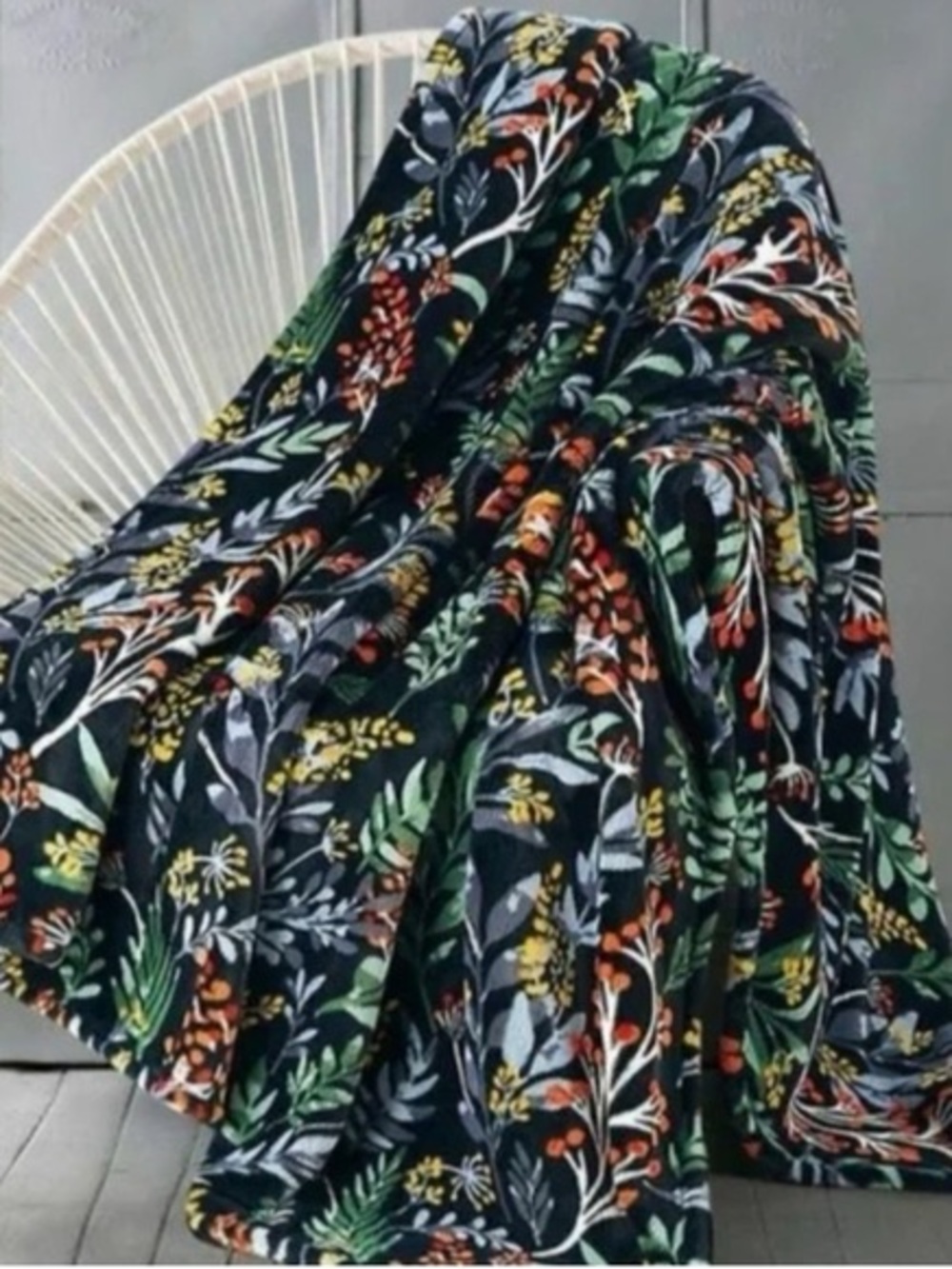 Monte and Jardin Floral Pattern Plush Throw Blanket